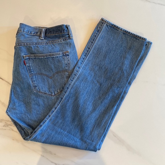 Levi’s Men’s Light Wash Button Fly Jeans / Blue Jeans | Size 40, 32” Inseam - Picture 1 of 6